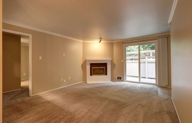 2 Bedroom Ground Floor Condo in the Heart of Woodinville!
