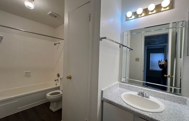 1 bed, 1 bath, 660 sqft, $1,040, Unit 113