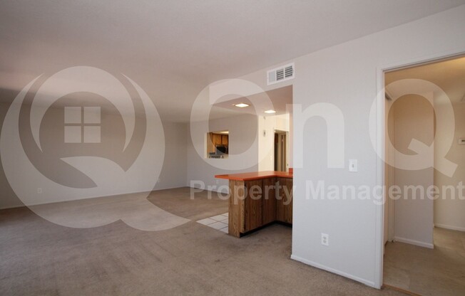 744 W OXFORD DR