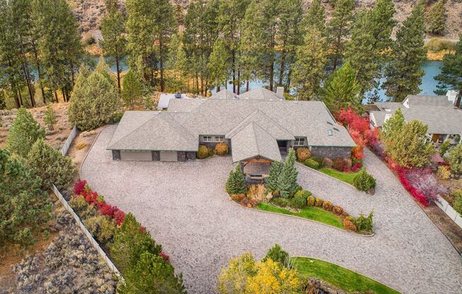 Stunning, one-of-a-kind luxury rental on the Deschutes River!