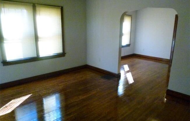 2 Bedroom Home Near Union Hospital - Pets Welcome!