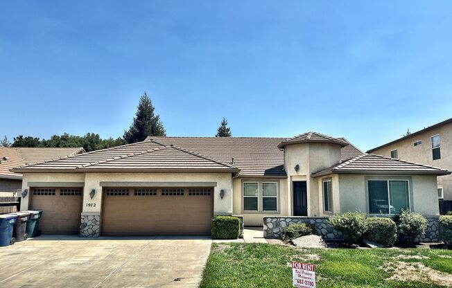 1972 WEYRICH ST - 3 BEDROOM 2 1/2 BATH - TULARE