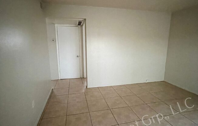 2 Bedroom 1 Bath Apartment~Move in Ready!