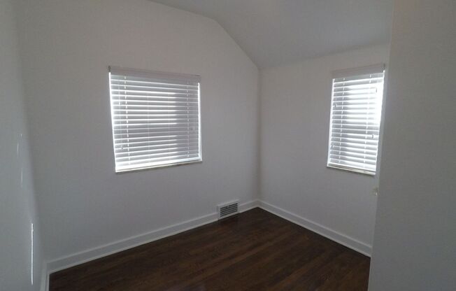 3 Bedroom/ 1 Bathroom House for Rent in Brookline!