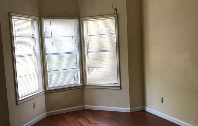 UT PRELEASE: West Campus Gated Condo, 2/2, Walk in closet, Covered parking, Pool