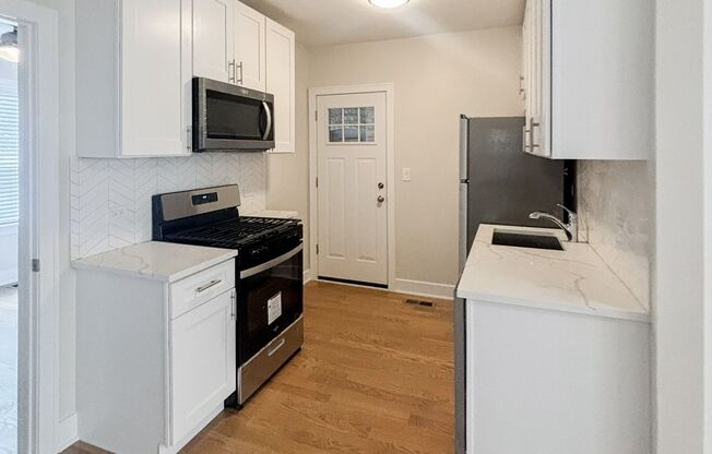 2 beds, 1 bath, 820 sqft, $2,395, Unit 1950-1Y