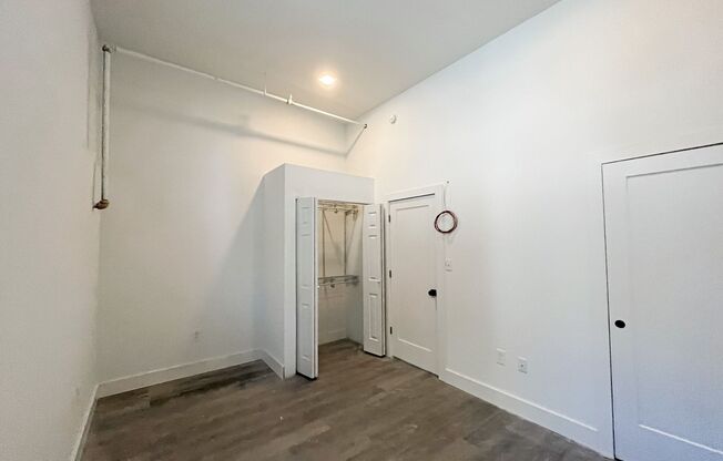 2 beds, 1 bath, 850 sqft, $1,995, Unit 523