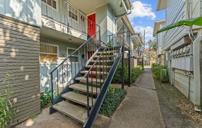 2 beds, 1 bath, 990 sqft, $1,225, Unit #16