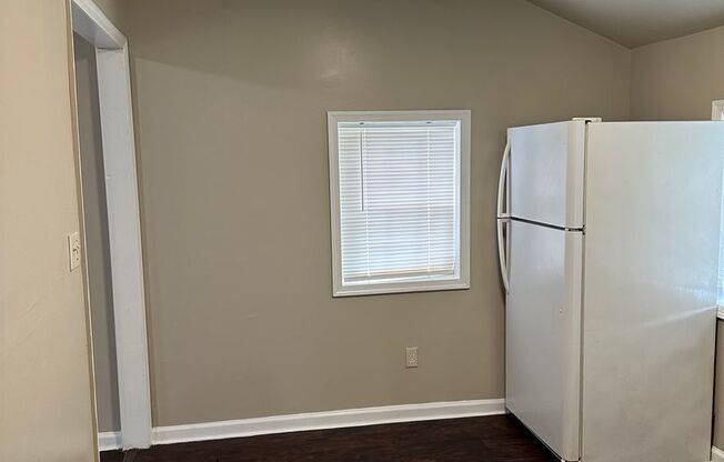 3 beds, 1 bath, 808 sqft, $1,050, Unit Unit A