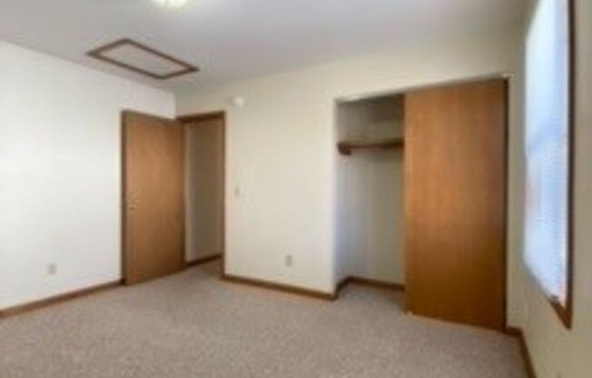 2 beds, 1 bath, $895, Unit APT. 3