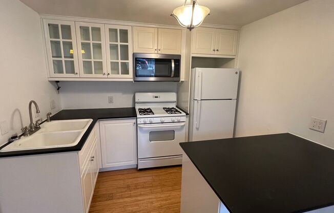Villa Camini - Updated & Vintage In U-District!