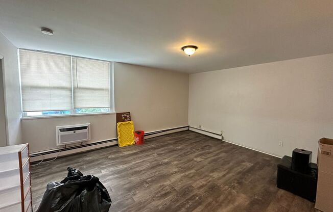 3 beds, 1 bath, $1,625, Unit 308