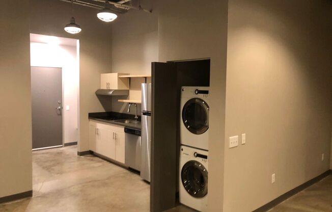 1 bed, 1 bath, 807 sqft, $1,425, Unit B03