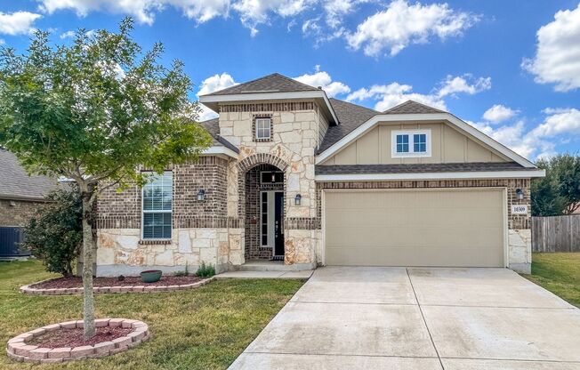 Contemporary 3-Bedroom Near Randolph AFB