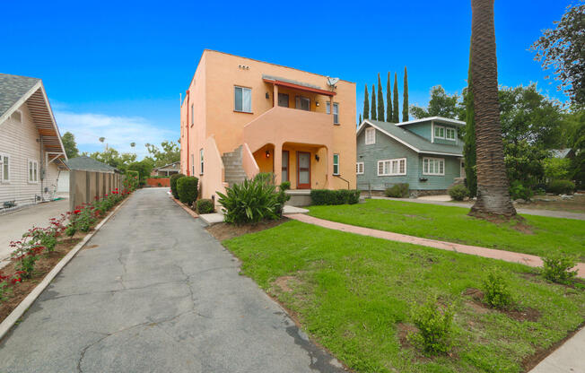 123 S GRAND OAKS AVE
