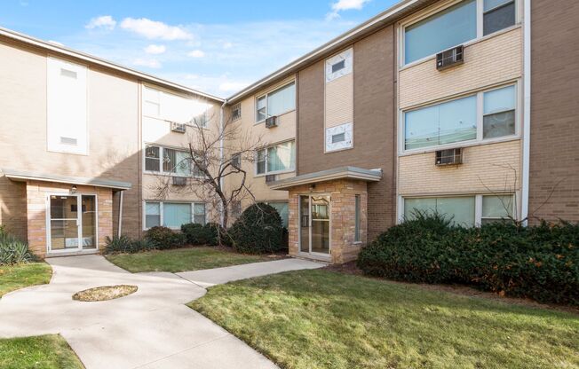 2 beds, 1 bath, $2,395, Unit 4040-3F