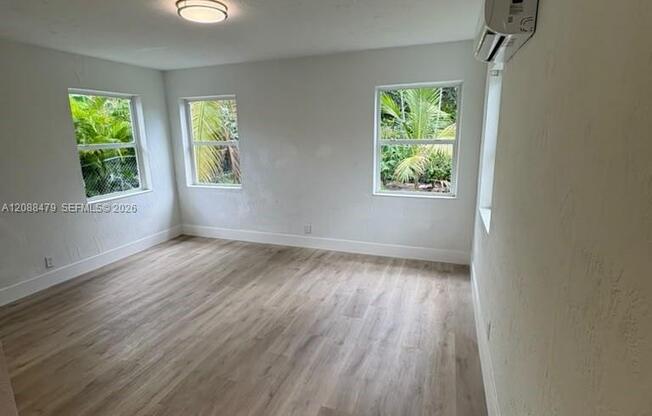 825 S 28 AVE