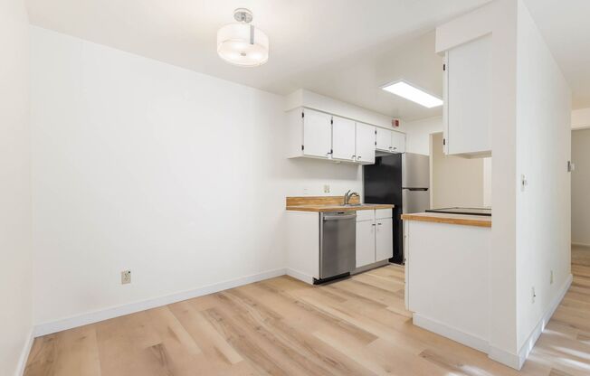 1 Bedroom 1 Bath Condo in Kirkland, new flooring plus great amenities!