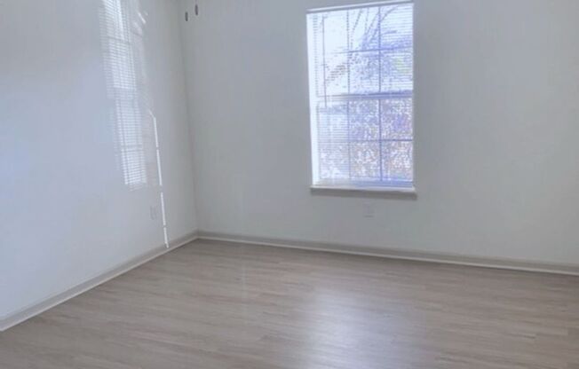 2 beds, 1.5 baths, 1,050 sqft, $1,295, Unit 081