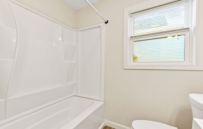 3 beds, 1 bath, $2,100, Unit 3 1/2 Baltimore Street - Unit 1