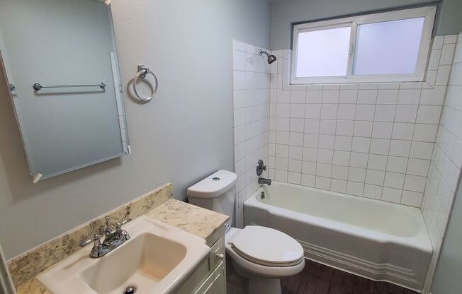 2 beds, 2 baths, $2,575, Unit B