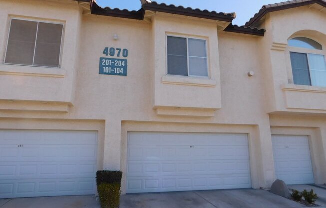 2 Bed/ 2 Bath upstairs Condo in Guard Gated Painted Desert