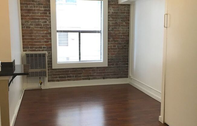 Studio, 1 bath, 340 sqft, $1,050, Unit 209