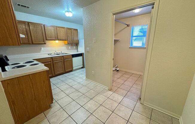 2 beds, 1.5 baths, 976 sqft, $875, Unit Apt B