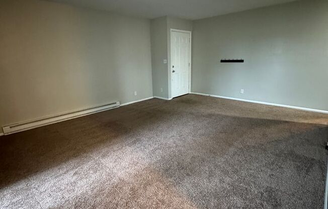 2 beds, 1 bath, 850 sqft, $1,000, Unit 212-16