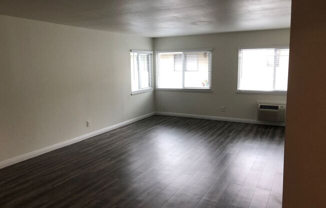 6330 Newlin