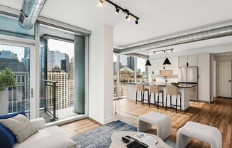 169 W KINZIE ST