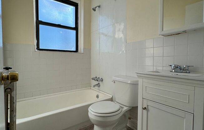 2 beds, 1 bath, $1,095, Unit H4