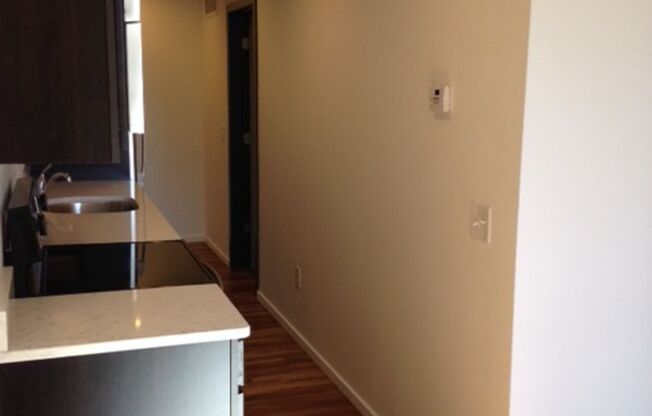 1 bed, 1 bath, 608 sqft, $1,160, Unit 909