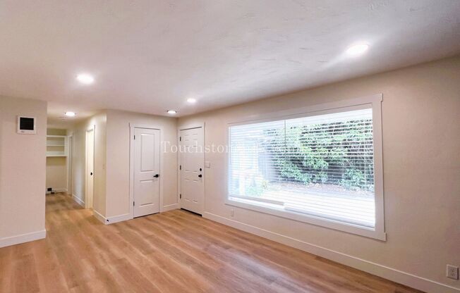 Gorgeously Remodeled 2 BD/1BA Duplex