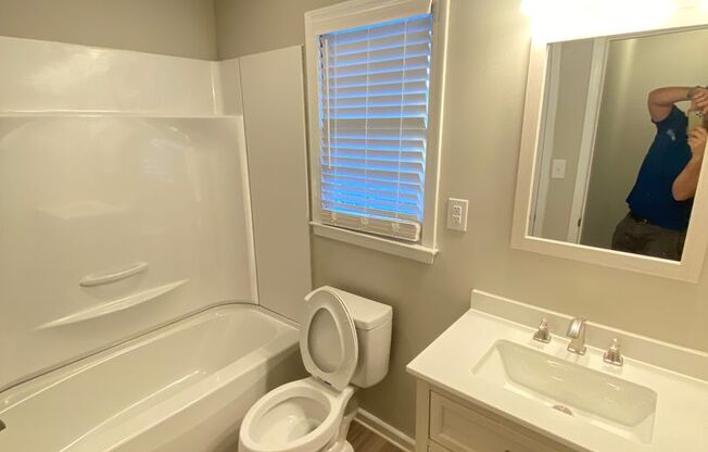 1 bed, 1 bath, 615 sqft, $1,050, Unit 801 Oakwood Villa