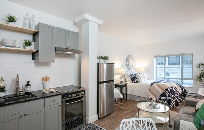 Studio, 1 bath, 305 sqft, $1,195, Unit 110