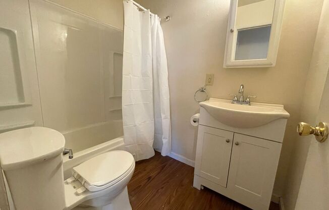 Cozy 1 bedroom available in Woodlawn Terrace