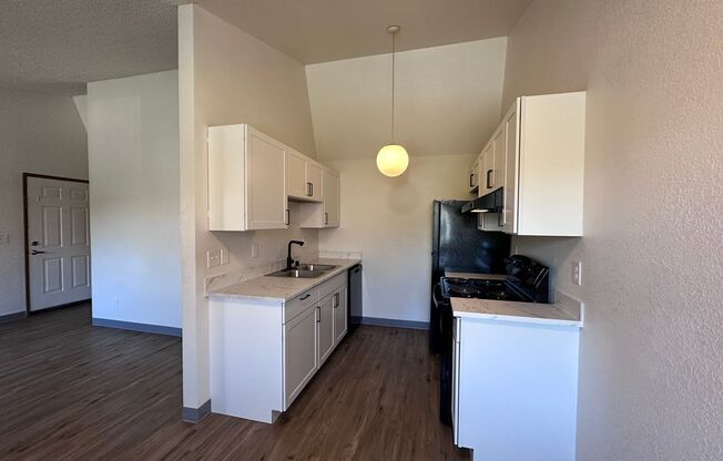 2 beds, 1 bath, 850 sqft, $1,795