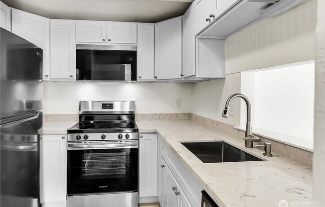 3 Bed 2 Bathroom Edmonds Condo!