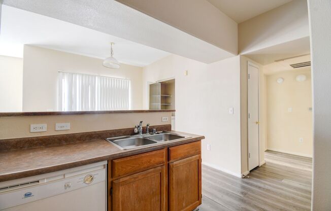 3 beds, 2 baths, $1,895, Unit # 1077