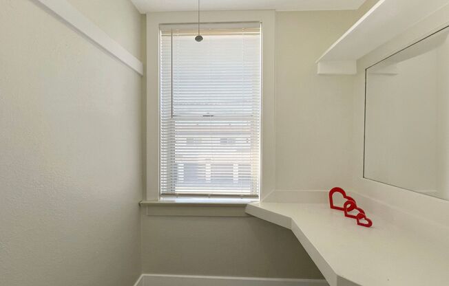 2 beds, 1 bath, 652 sqft, $2,050, Unit 460