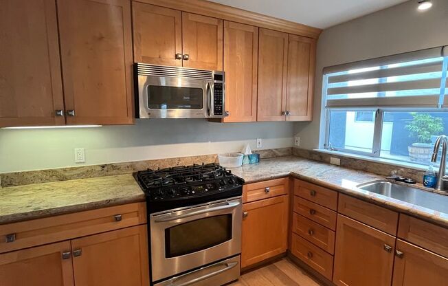 Beautiful 2BR/1BA with Large Private Patio, Parking & Shared Rooftop Deck in Marina