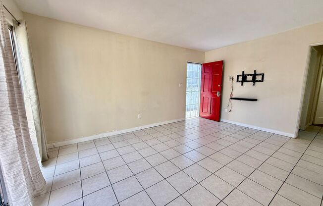 2BD/1BA PB STYLE COTTAGE! LARGE EXCLUSIVE YARD! ASSIGNED PARKING!