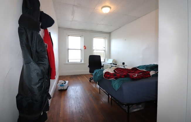 3 beds, 1 bath, $4,795, Unit 10