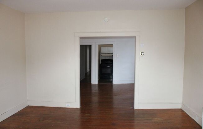 2 beds, 1 bath, $900, Unit Apt B