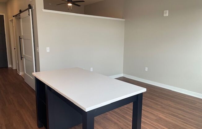 1 bed, 1 bath, 555 sqft, $1,945, Unit 405