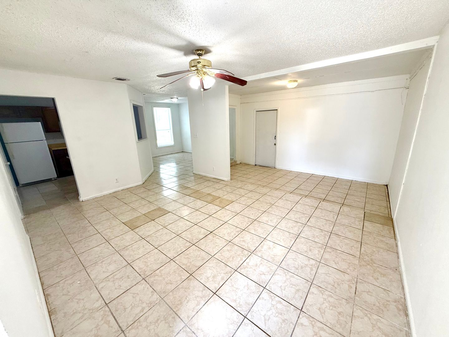 Charming 3 Bedroom / 2 Bath Home with Fenced Yard Near Windcrest!