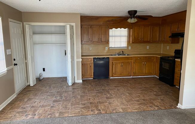 3 beds, 1 bath, $1,100