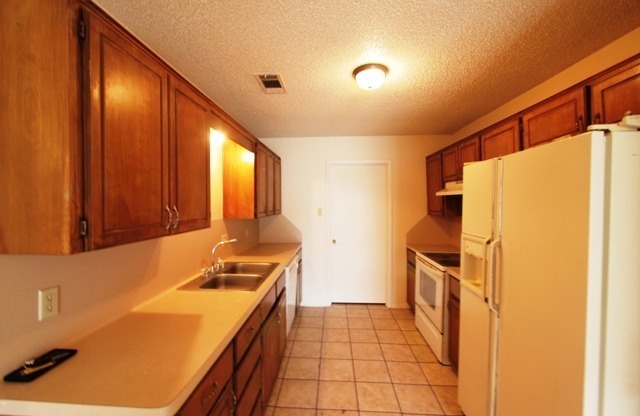 3 beds, 2 baths, $1,200