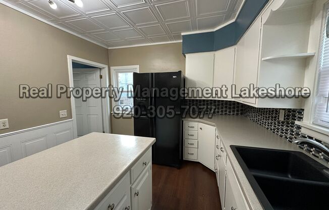 1 bed, 1 bath, $1,000, Unit A